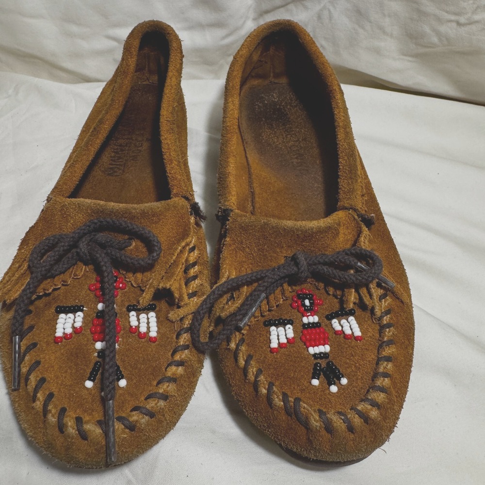 Minnetonka Moccasins Women Size 8 Slip On Shoes Brown Suede Leather Beaded Eagle
